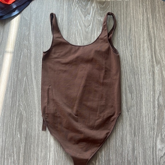skims scoop neck brown bodysuit - Picture 1 of 3